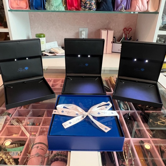 COPY - 3 Boxes-Shyne Jeweler’s light up necklace/ bracelet boxes - Picture 1 of 2